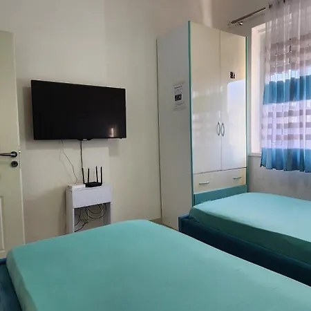 Malsi's, Private With Shared Bathroom And Kitchen Alloggio in famiglia Tirana