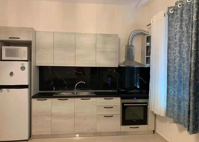 Alloggio in famiglia Malsi's, Private With Shared Bathroom And Kitchen Tirana