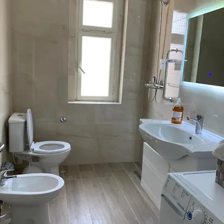 Malsi's, Private With Shared Bathroom And Kitchen * Tirana
