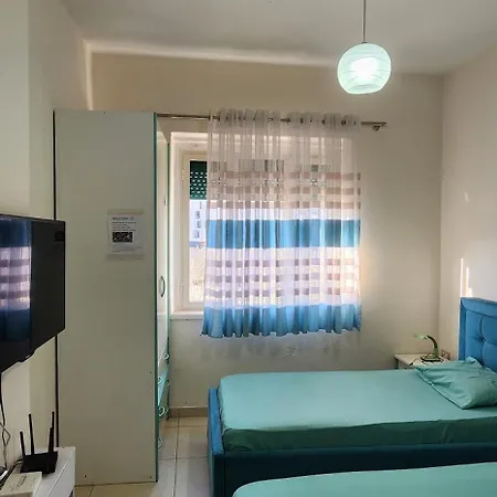 Malsi's, Private With Shared Bathroom And Kitchen *