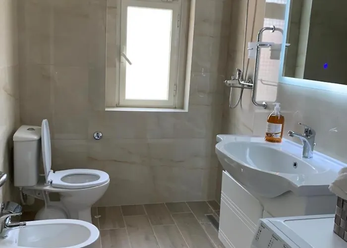 Malsi's, Private With Shared Bathroom And Kitchen * Tirana