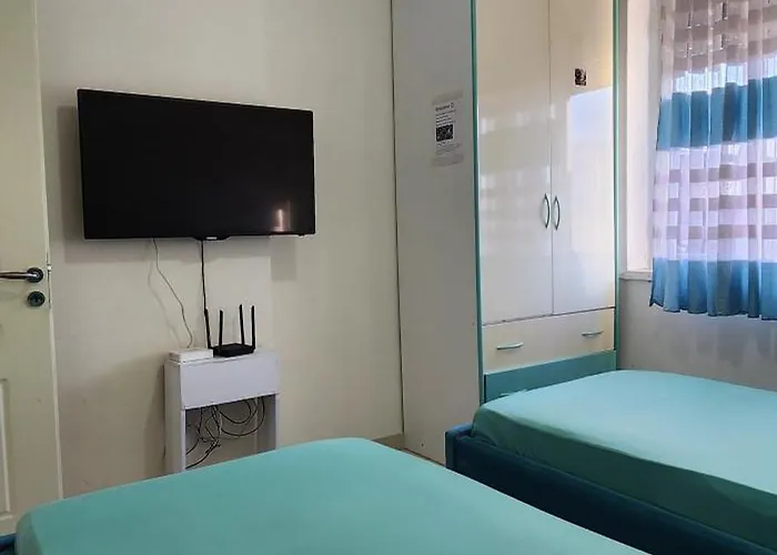 Malsi's, Private With Shared Bathroom And Kitchen Privatunterkunft Tirana