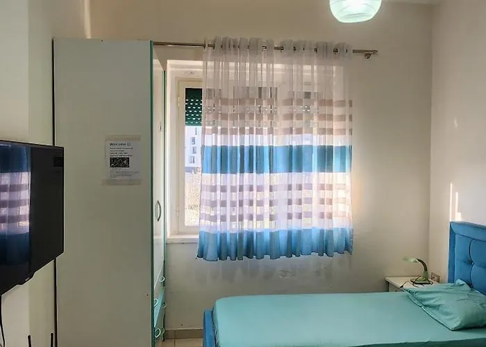 Malsi's, Private With Shared Bathroom And Kitchen *